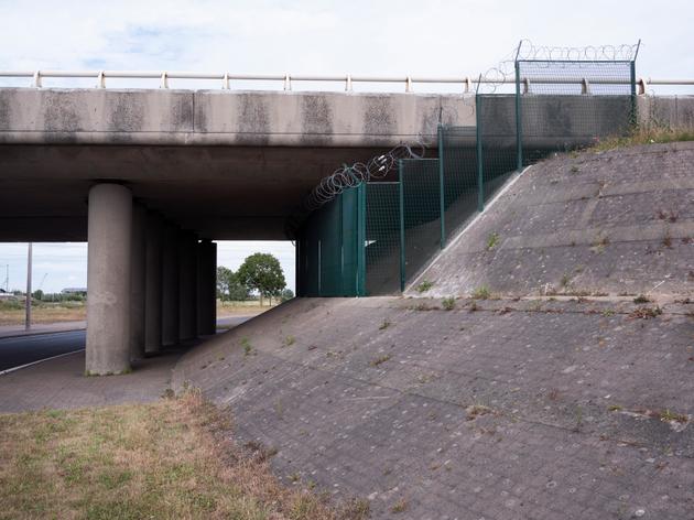 Des grillages et des barbelés, installés en dessous des ponts pour éviter que des personnes ne puissent s'y abriter.