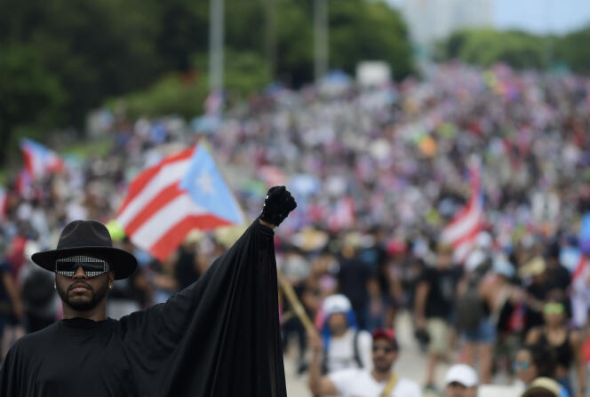 Des milliers de personnes défilent sur l’autoroute Las Americas lors d’une manifestation demandant la démission du gouverneur Ricardo Rossello, à San Juan, Porto Rico, le 22 juillet.