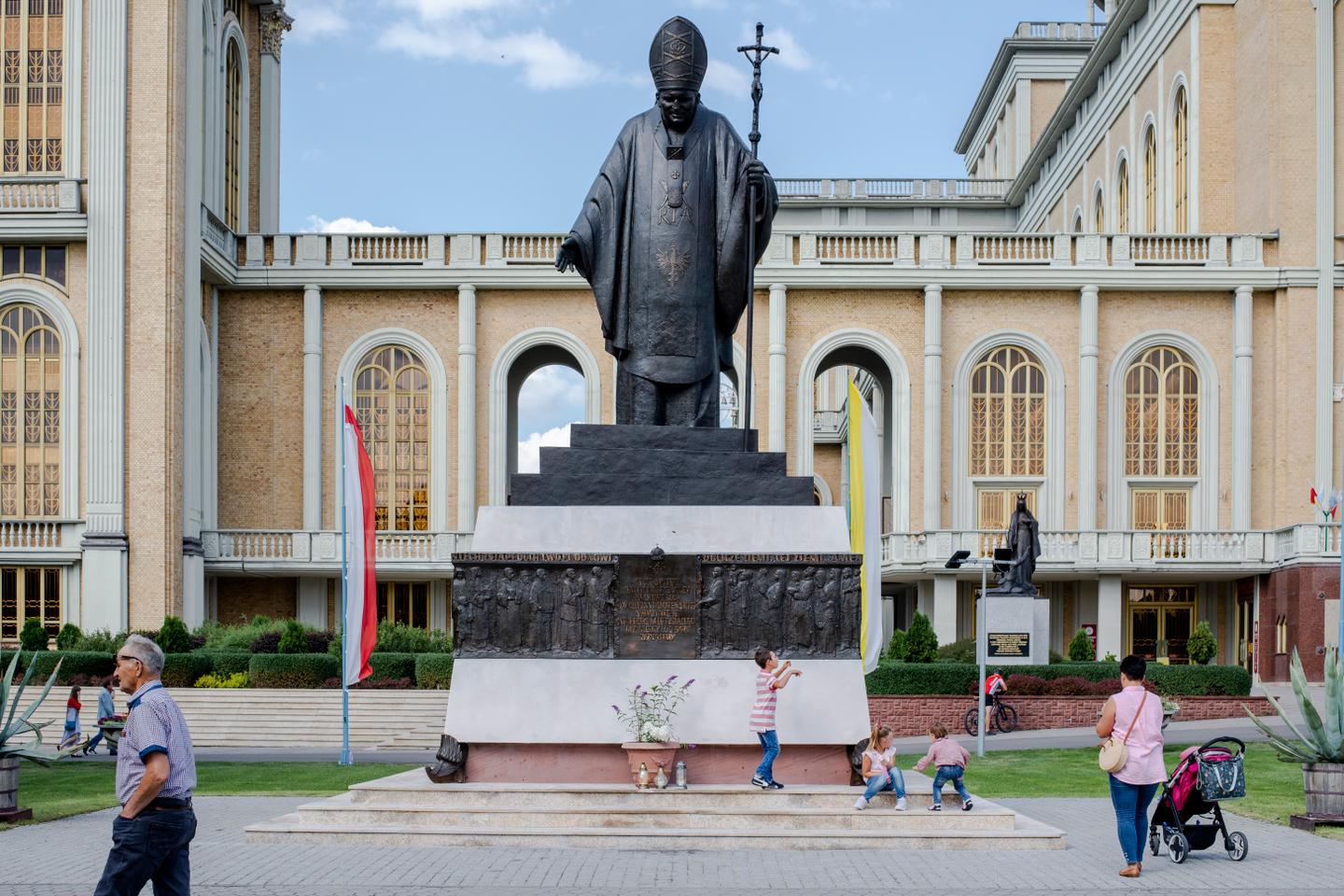 Pologne un symbole du catholicisme en proie à un scandale pédophile