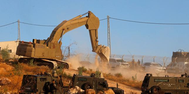 Des maisons palestiniennes jugées « illégales » en train d’être démolies au sud de Jérusalem