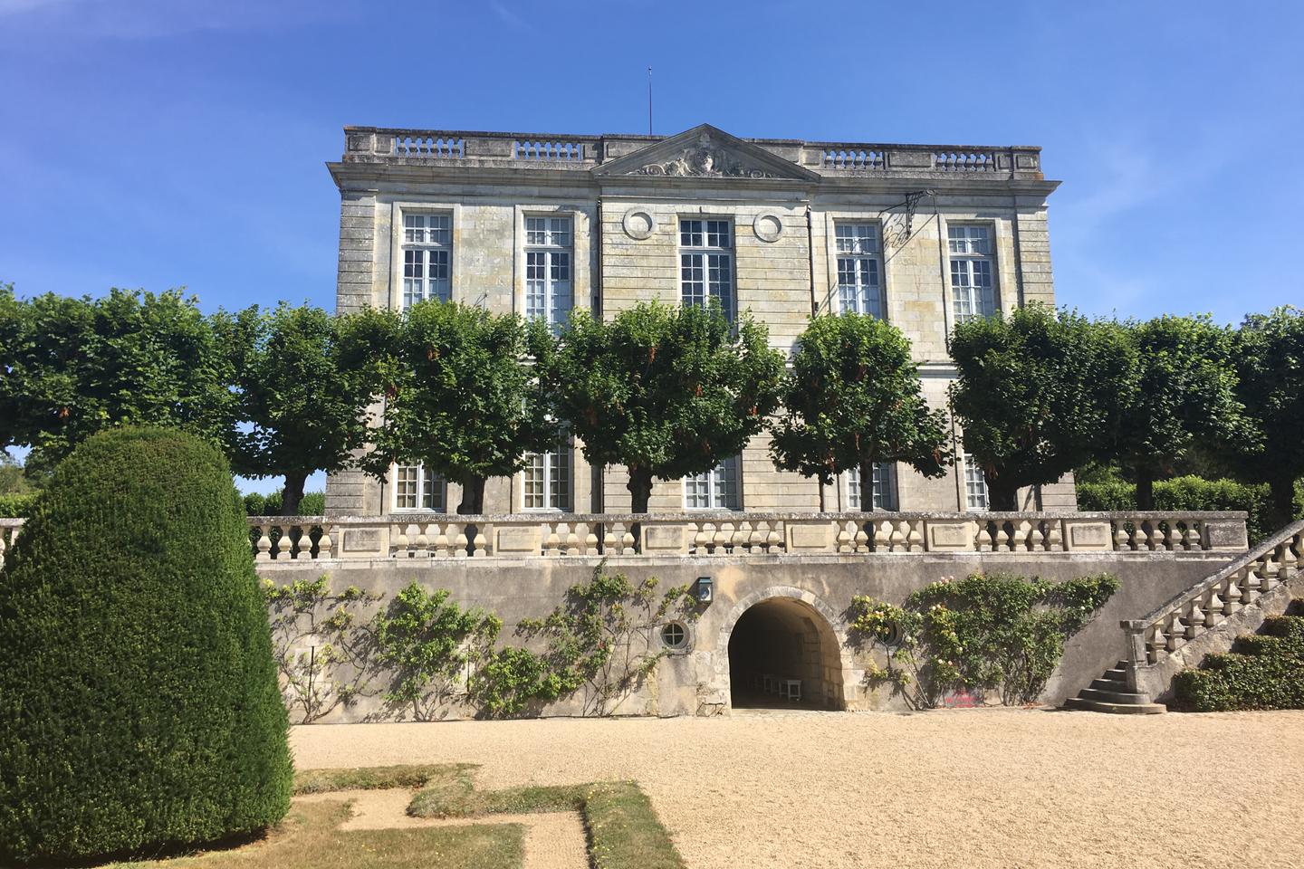 Le château de Bouges, une bonbonnière Louis XV dans un écrin de jardins