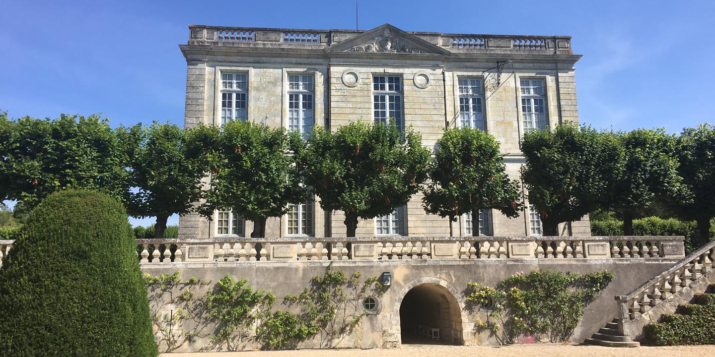 Le château de Bouges, une bonbonnière Louis XV dans un écrin de jardins