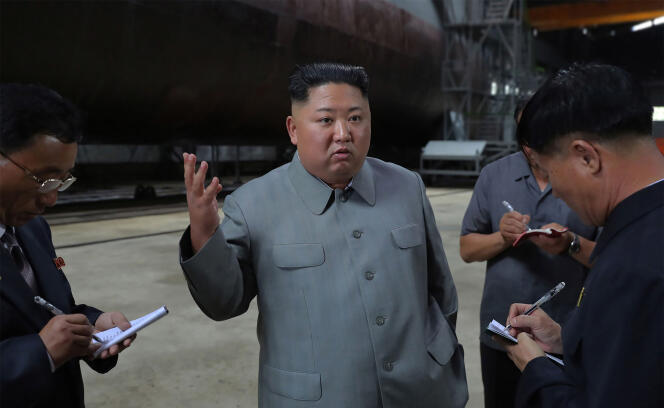 Le leader nord-coréen, Kim Jong-un, visite une usine fabriquant un sous-marin.