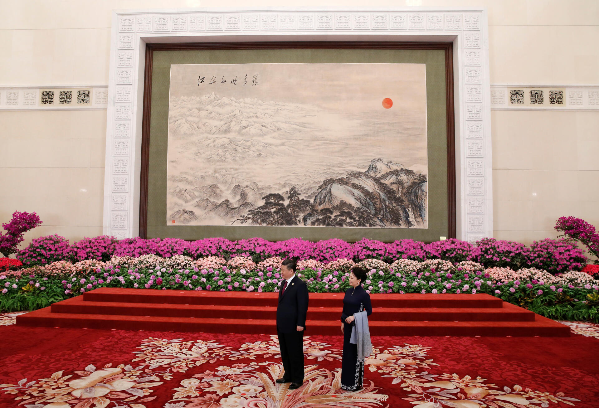 Le président chinois, Xi Jinping, et sa femme, Peng Liyuan, au Palais du peuple, à Pékin, le 26 avril.