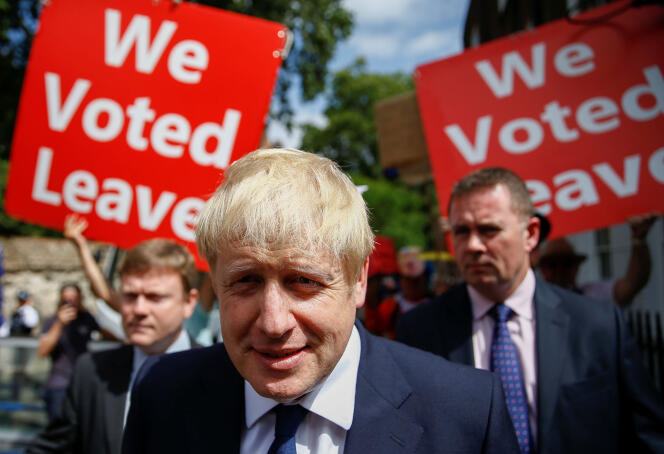 Boris Johnson, probable futur premier ministre britannique, quitte son bureau cerné par les manifestants pro-Brexit, à Londres, le 22 juillet.
