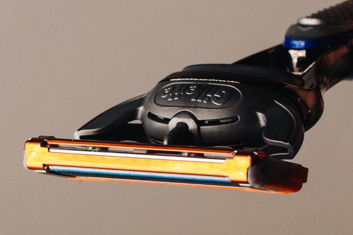 Le Gillette Fusion5 a cinq lames en façade et une lame unique à l’arrière, ce qui permet de réaliser des finitions précises autour des pattes et des bords de la barbe.