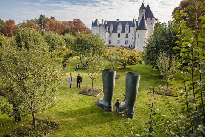 L’œuvre de l’artiste Lilian Bourgeat, « Invendus », exposée dans les jardins du château du Rivau.