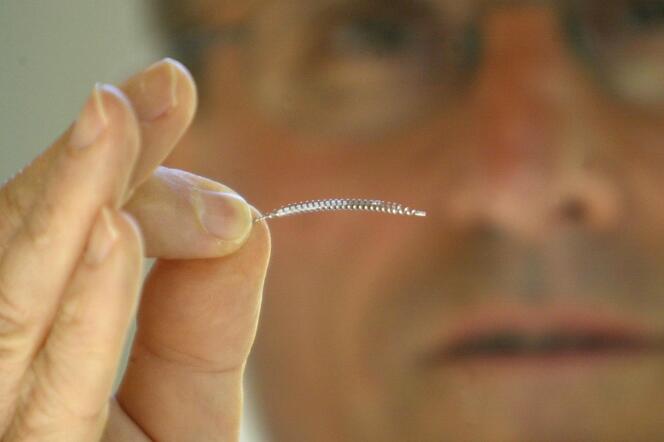 Le professeur Bernard-Jean Blanc présente, le 20 avril 2004 à Marseille, un micro implant qui entraîne l'obstruction des trompes.