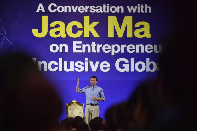 « On devient dirigeant par le prestige (en partageant son savoir-faire, ses compétences) ou par la domination (en s’imposant par l’intimidation, par la coercition ou la peur). Diriger en dominant est commun au règne animal » Photo : Jack Ma, fondateur du groupe Alibaba lors d’une présentation à Bangkok de son entreprise en octobre 2016.