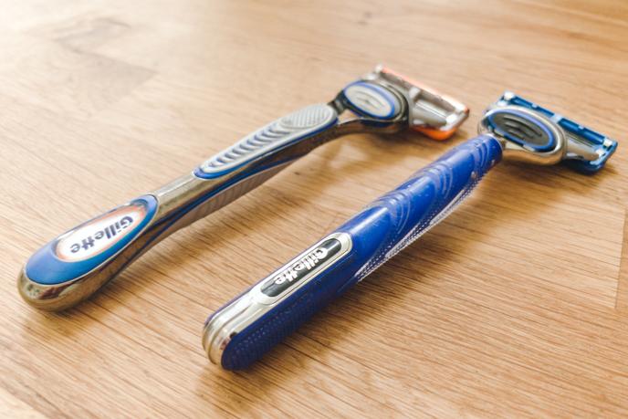 Le manche du Gillette5 (à droite) s’éloigne drastiquement de l’ergonomie du Fusion5…