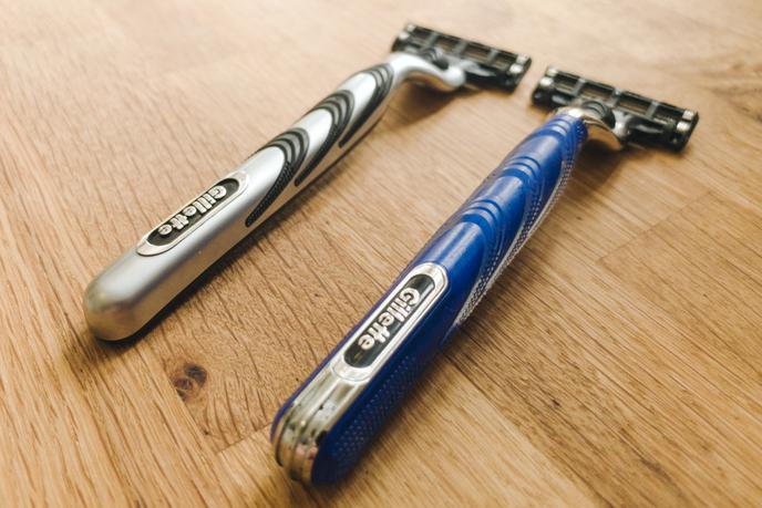… mais même sur les similaires Mach3 et Gillette3, les testeurs n’ont pas aimé les manches gélifiés, qui se font glissants sous l’eau.