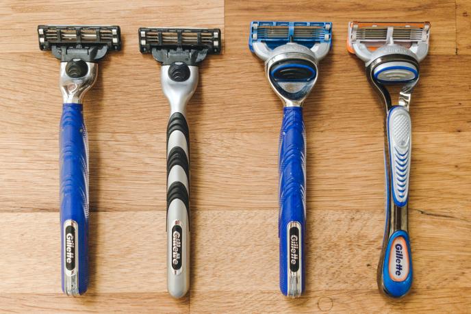 Les abordables Gillette3 et Gillette5 à côté de leurs équivalents plus coûteux. De gauche à droite : Gillette3, Gillette Mach3, Gillette5 et Gillette Fusion5.