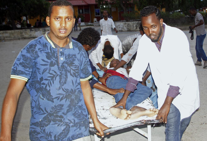 Un homme blessé est évacué après l’attentat qui a lieu à Mogadiscio le 24 juillet.