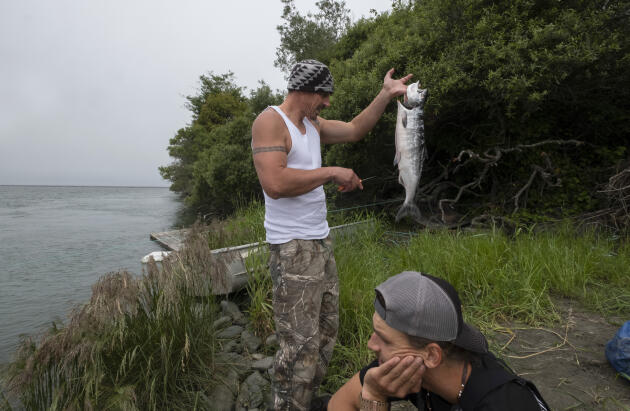 Des pêcheurs yurok au bord de la rivière Klamath. Chaque coin de pêche appartient à une famille et se transmet, de génération en génération.
