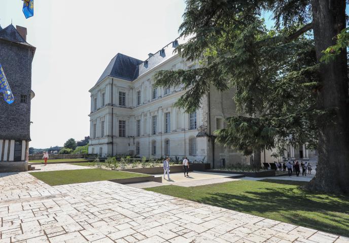 Au château de Blois, une partie du nouveau jardin contemporain vient d’être inaugurée au pied des arbres centenaires.
