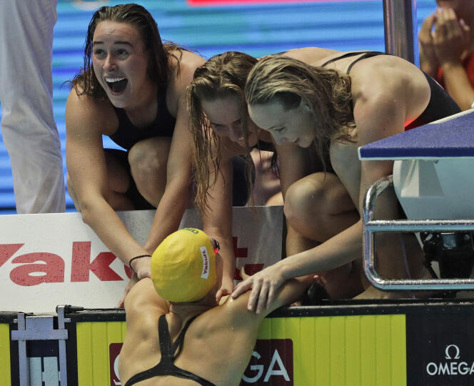 Les Australiennes, Ariarne Titmus, Madison Wilson, Brianna Throssell et Emma McKeon célèbrent leur victoire et record du monde sur le relais 4x200 mètres nage libre.