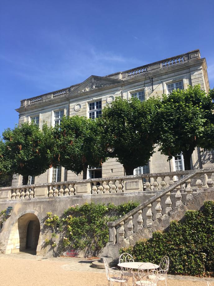 Le château de Bouges, une bonbonnière Louis XV dans un écrin de jardins