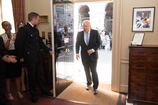 Le nouveau premier ministre britannique, Boris Johnson, entre au 10 Downing Street, à Londres, le 24 juillet.