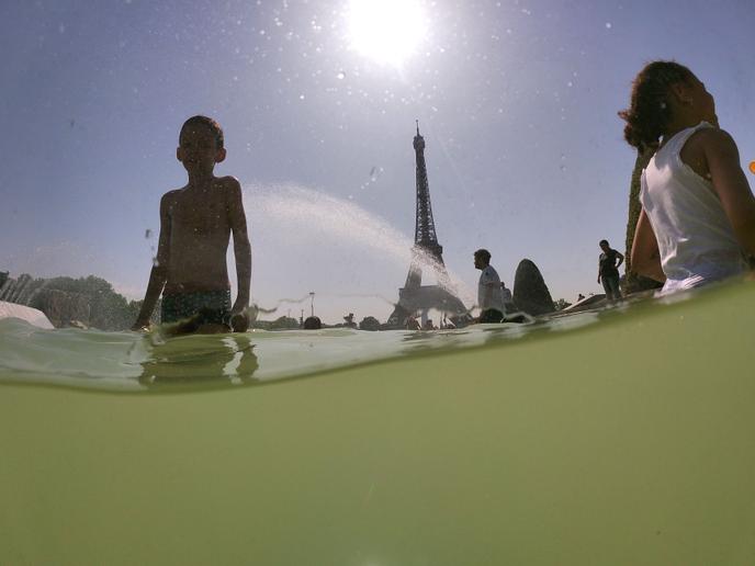 Avec 42,4 °C enregistré dans l’après-midi, Paris bat son record absolu de chaleur.