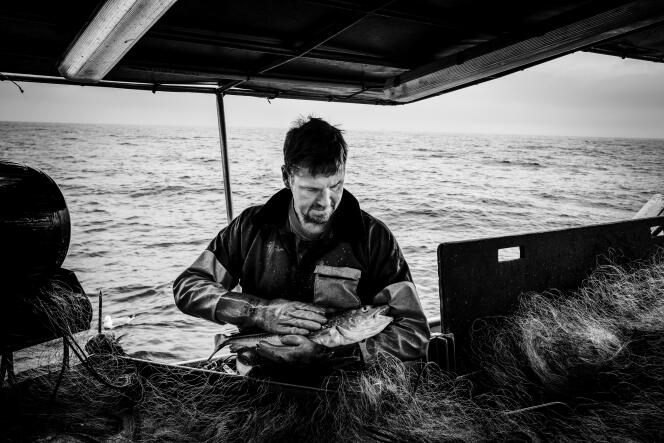 Anders Paulsen, à bord de son bâteau, lors de sa sortie en mer pour la pêche au cabillaud, le 7 juin.