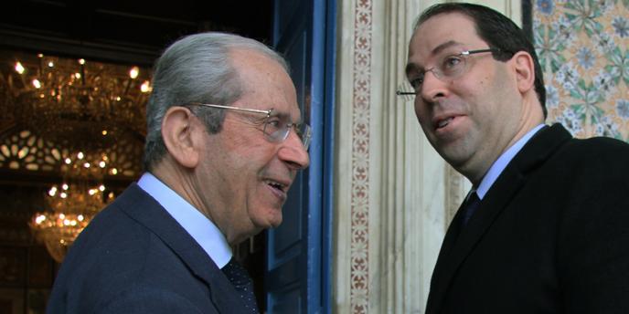 Mohamed Ennaceur (à gauche), le président de l’Assemblée des représentants du peuple, avec le premier ministre Youssef Chahed, va diriger la Tunisie par intérim après la mort, le 25 juillet 2019, du chef de l’Etat Caïd Béji Essebsi.