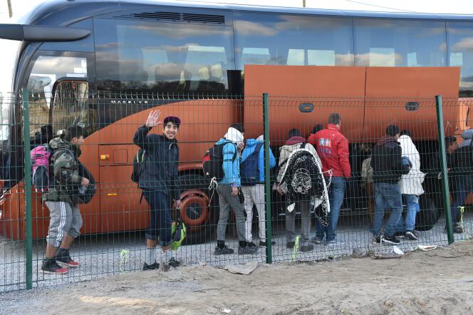 Des mineurs non accompagnés, du camp démoli surnommé « La Jungle », partent pour des centres d’accueil en France, à Calais (Pas-de-Calais), en 2016.