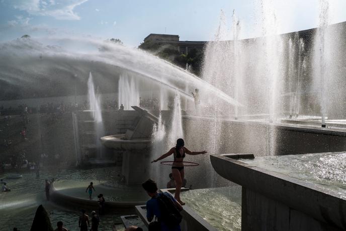 Pause fraîcheur indispensable dans les fontaines du Trocadéro pour les Parisiens, sous 42,6 °C, du jamais vu pour la capitale, le 25 juillet.