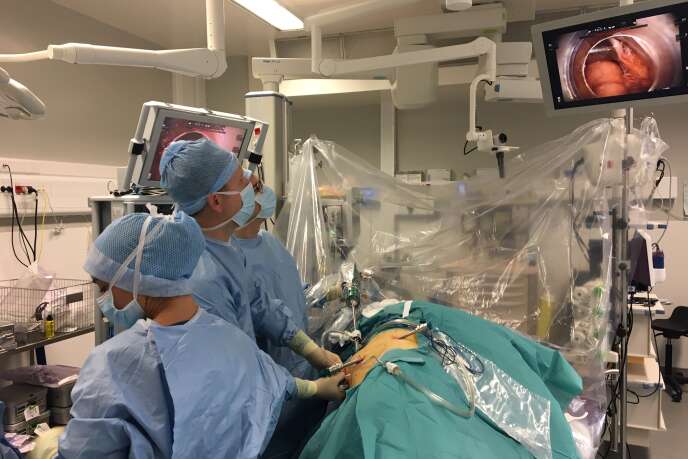 Opération avec un robot chirurgical, à l’hôpital de La Pitié-Salpêtrière, à Paris.