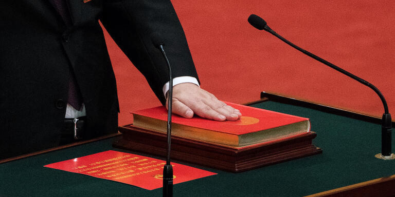 China's President Xi Jinping swears under oath after being elected for a second term during the fifth plenary session of the first session of the 13th National People's Congress (NPC) at the Great Hall of the People in Beijing on March 17, 2018. - China's rubber-stamp parliament unanimously handed President Xi Jinping a second term on March 17 and elevated his right-hand man to the vice presidency, giving him a strong ally to consolidate power and handle US trade threats. (Photo by Nicolas ASFOURI / AFP)