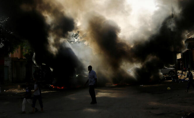 Des manifestants brûlent des pneus lors d’un rassemblement à Khartoum samedi 27 juillet.