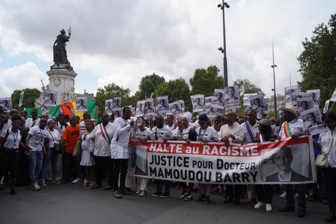 Le cortège passe place de la République.