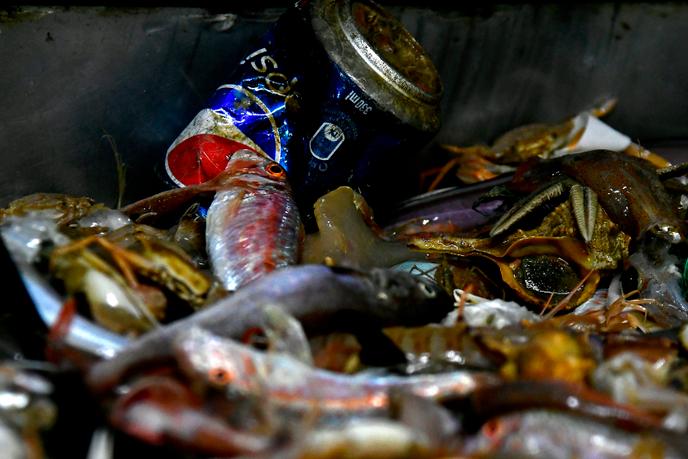 « Surproduction, suremballage, tout jetable, obsolescence programmée… Ces aberrations ont un lourd impact sur l’environnement et nos sociétés. » (Photo : déchets en mer au large de San Benedetto del Tronto, Italie, en mai.)