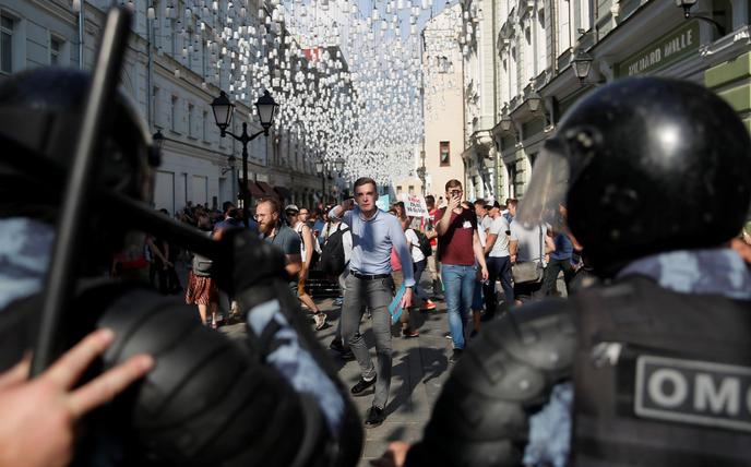 Plus de mille personnes demandant la tenue d’élections libres dans la capitale ont été arrêtées samedi par la police.