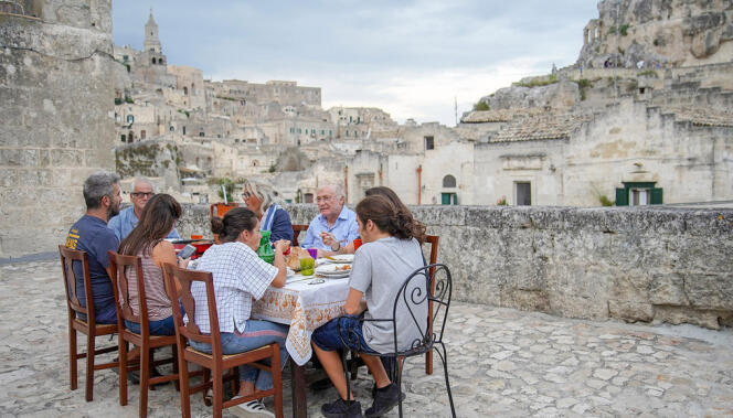 Une famille dînant sur sa terrasse, à Matera.