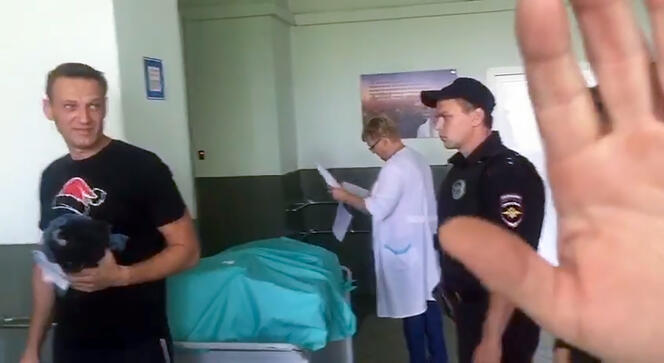 Capture d’écran d’une vidéo montrant Alexeï Navalny sortant de l’hôpital 64 de Moscou, le 29 juillet.