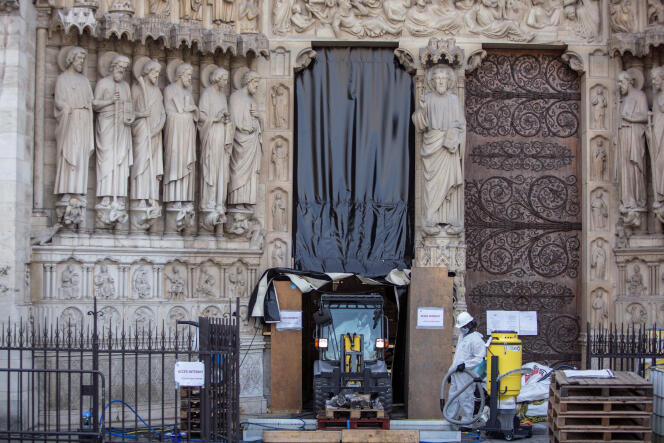 Sur le chantier de restauration de la cathédrale Notre-Dame à Paris, le 24 juillet.