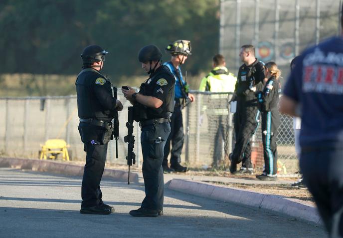 Des forces de l’ordre devant l’école Gilroy High School , le 28 juillet.