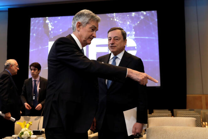 Jerome Powell, président de la Fed et son homologue de la BCE Mario Draghi, lors d’une réunion organisée par le FMI, en avril 2018.