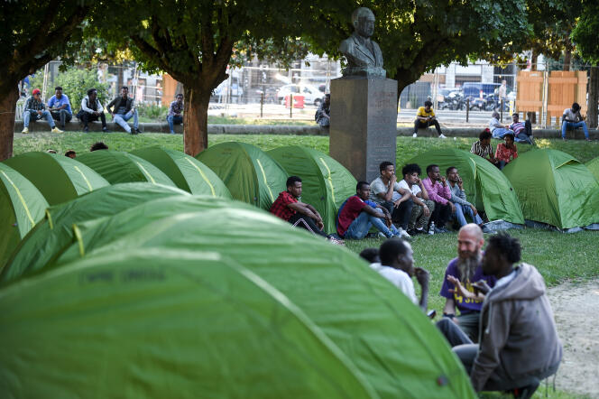 Des migrants sont assis près de leurs tentes sur la place Daviais, dans le centre de Nantes, dans le cadre d’une action symbolique, le 3 juillet 2019.