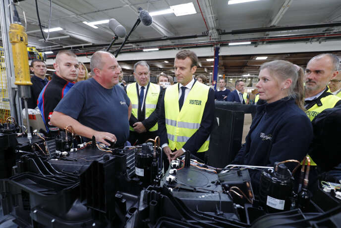 Le président Emmanuel Macron visite l’usine Whirlpool d’Amiens, le 3 octobre 2017.