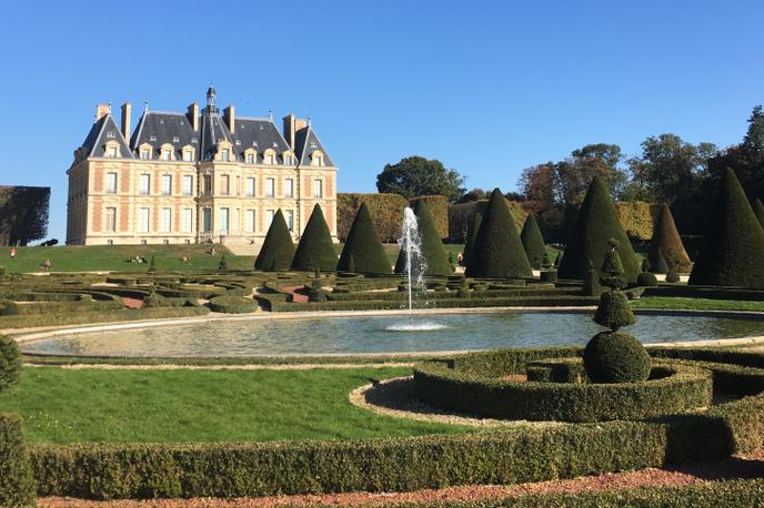 Vue du château de Sceaux, reconstruit au XIXe siècle, entouré des jardins, reconstitués, et de l’ancien domaine du ministre de Louis XIV Jean-Baptiste Colbert.