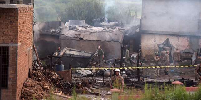 Pakistan: un avion militaire s'écrase en zone habitée, 18 morts au moins
