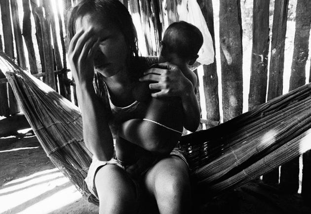 Ancienne mission Baptiste, Boas Novas, rio Ericó. Photo extraite de la série « Contact Consequences », de Claudia Andujar, en 1981.