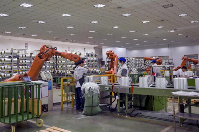 Dans une usine de fabrication de bobines de fibre de verre, à Jiujiang (Chine), le 15 juillet.