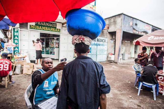 Un homme fait vérifier sa température à Goma, en République démocratique du Congo, le 30 juillet.