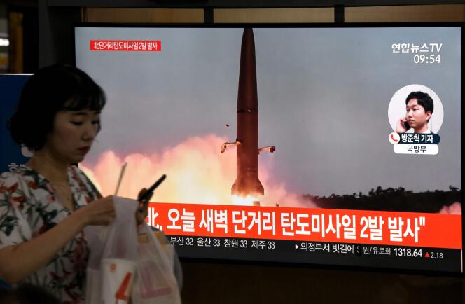 La télévision sud-coréenne montre dans une gare de Séoul le lancement d’un missile nord-coréen, le 31 juillet.