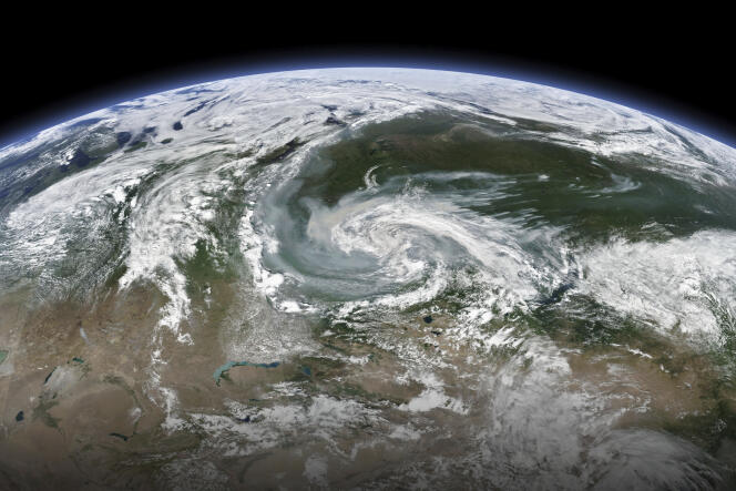 Cette image satellite du 21 juillet 2019 fournie par la NASA montre des vents transportant des panaches de fumée en Russie se mélangeant à un système orageux tourbillonnant.