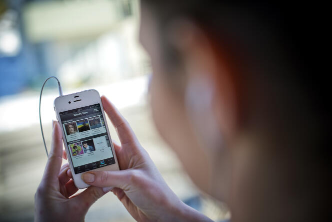 Imagen ilustrativa.  Un usuario de la aplicación de transmisión de música Spotify en un teléfono inteligente, el 7 de marzo de 2013, en Estocolmo, Suecia. 