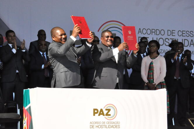 Filipe Nyusi (à gauche), le président du Mozambique,  et le leader de la Renamo, Ossufo Momade, montrent l’accord de cessez-le-feu signé à Gorongosa, le 1er août 2019.