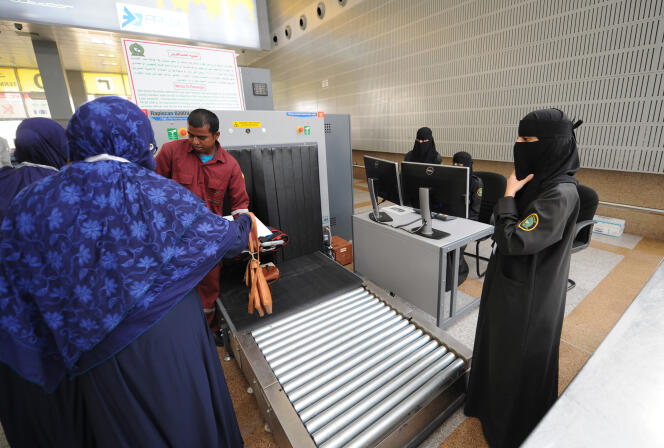 Des passagers à l’aéroport de Djeddah, en Arabie saoudite, le 14 juillet 2018.